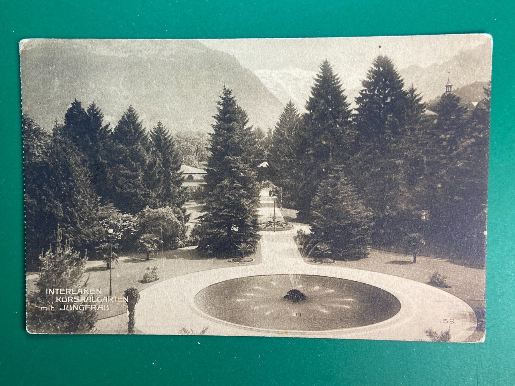Cartoline postali: Interlaken - Kursaalgarten mit Jungfrau – Usato da Steg VS venduto da danwer74