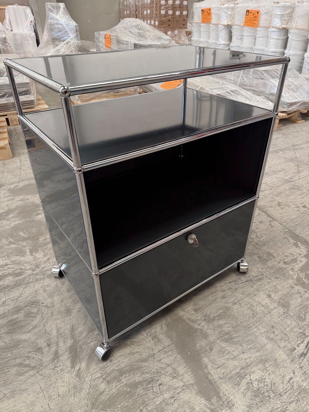 USM Étagères: USM Haller Sideboard Anthrazitgrau auf Rollen ab 1.CHF 001 – D'occasion à Balsthal par Designhaus.Schmitt
