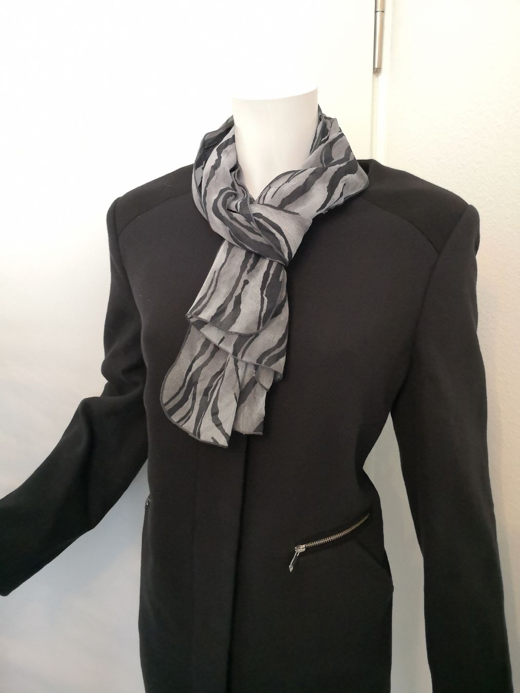Foulard & Sciarpe: 🤩SCHAL ZEBRA-PRINT GRAU-SCHWARZ – Usato da Olten venduto da Naja-Twins-Twins 5