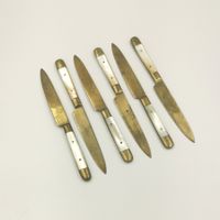 Uchatius bronce Suite de 6 couteaux à fruits, XIXe s Nacre