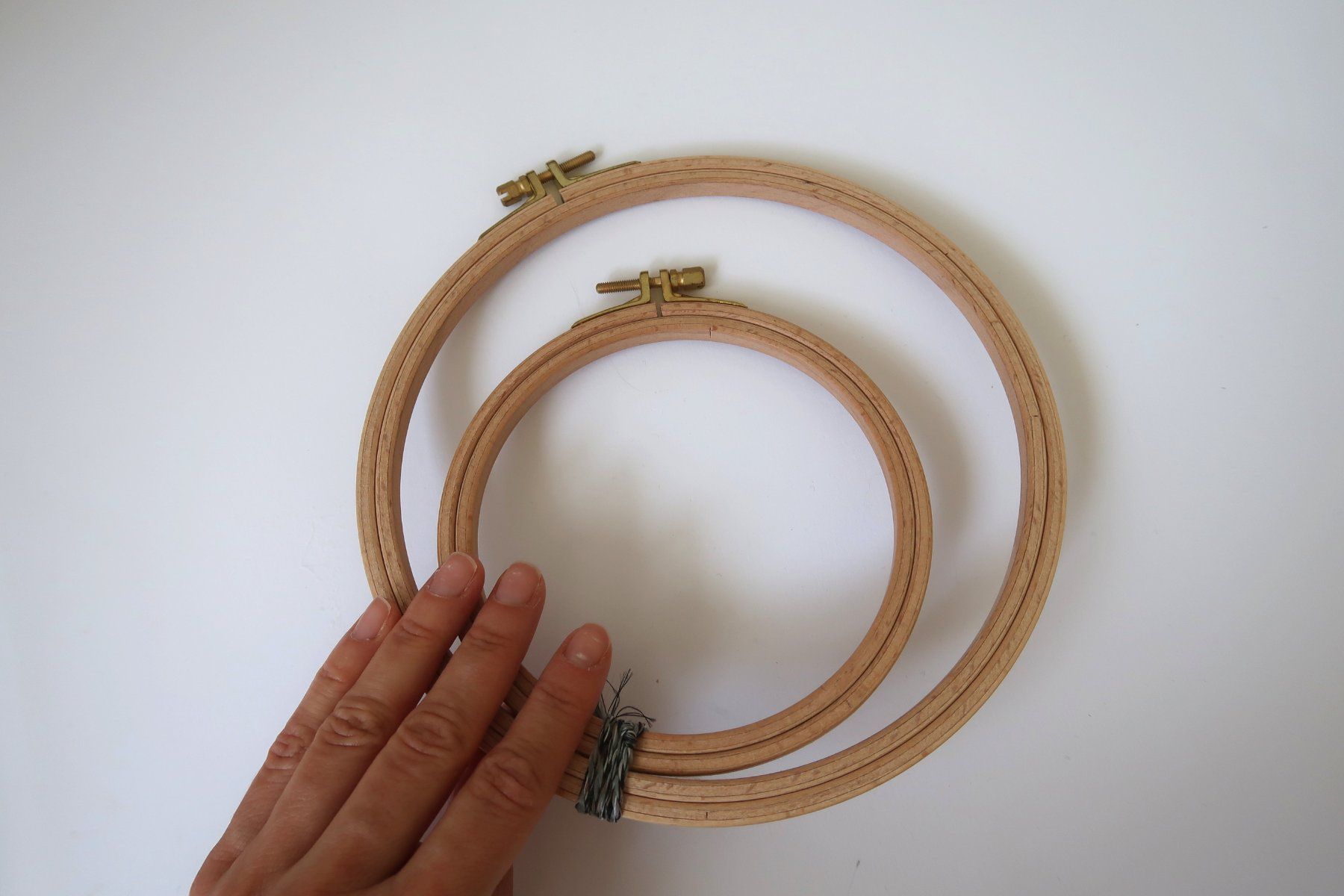 Stickrahmen: Cercles à broder en bois – Gebraucht aus Champlan von Cjayretro 3