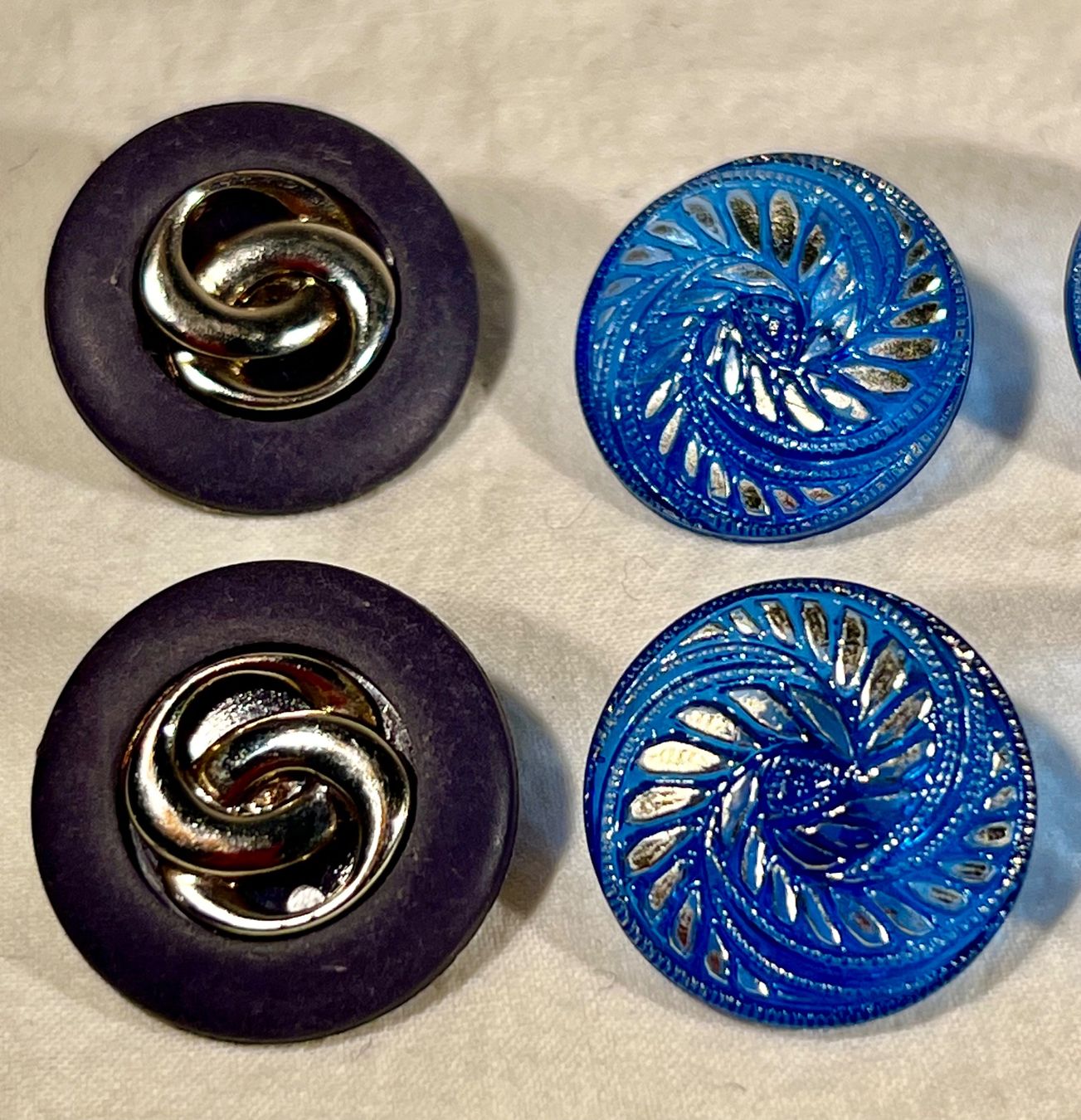 Knöpfe: Lot 24 boutons famtsisies – Gebraucht aus Genève von DELIRBEADS 1