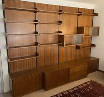 Wandsystem Holz mit Regalen und Schränken gebraucht