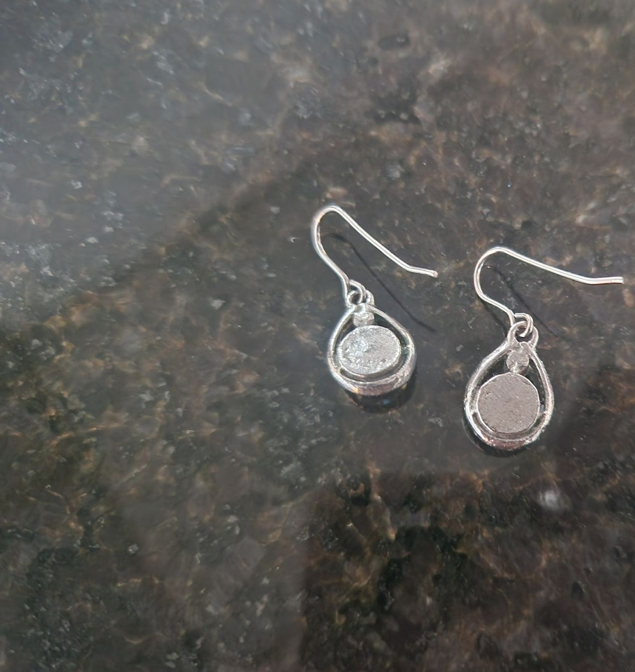 Ohrringe & -stecker: Elegante Silberfarbene Ohrhänger mit Strasssteinchen – Gebraucht aus Bünzen von Milly32 4