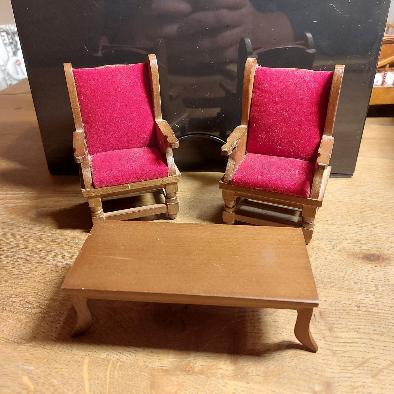 Puppenhäuser & -möbel: Puppenhausmöbel Sofa rot Miniatur Möbelstück – Gebraucht aus Schlieren von Svenja7
