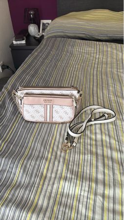 Guess Handtasche weiss rosa mit Kettenriemen neuwertig