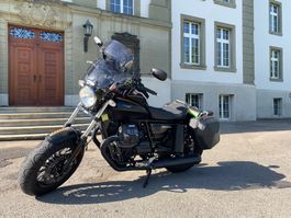 Moto Guzzi bobber V9 avec accessoires!