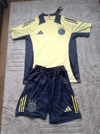 Ajax Trikot mit Shorts