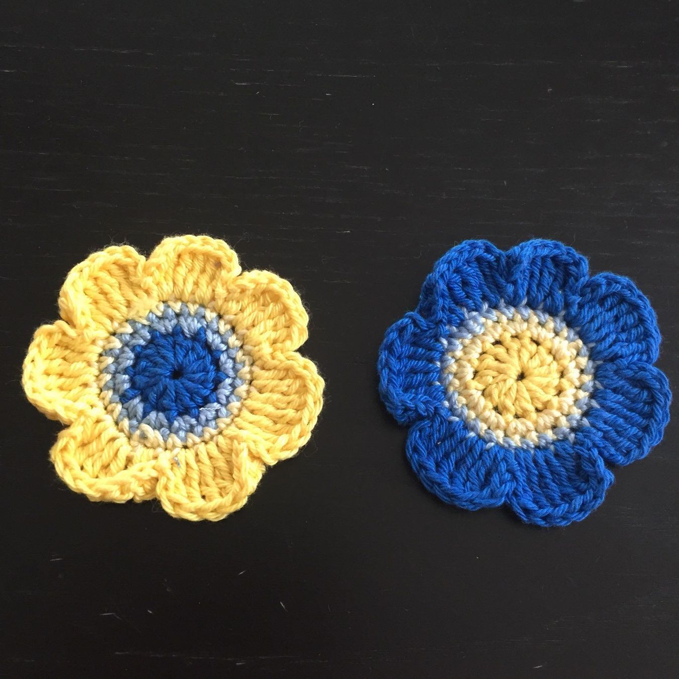 Toppe: 2 St. Blumen blau-gelb gehäkelt 7 cm – Nuovo e nell'imballaggio originale da Emmenbrücke venduto da swissmade-miracles