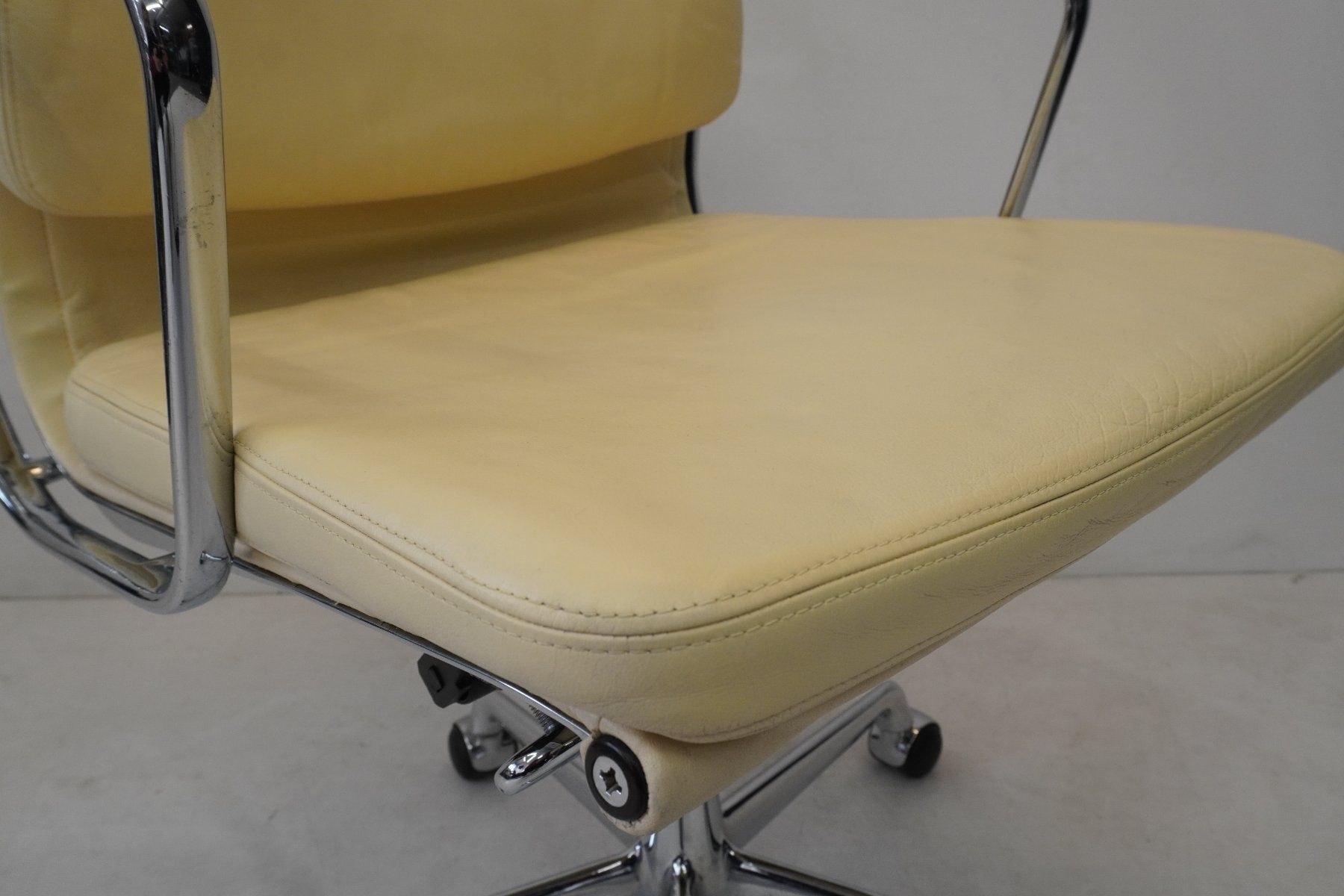 Herman Miller Stühle: Herman Miller by Vitra Eames Soft Pad EA217 Leder creme – Gebraucht aus Bad Zurzach von QLASSIQ 5