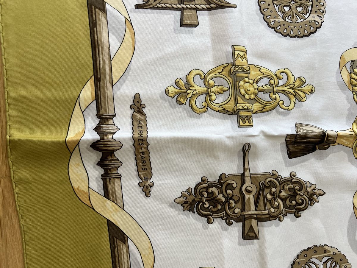 Hermès Foulard & Sciarpe: Hermès Paris, Vintage Design Elegantes Seidentuch – Usato da Muttenz venduto da saniye85 1