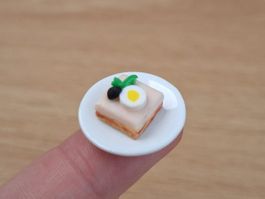 Schinken Ei Canape auf Keramik Teller, Handmade