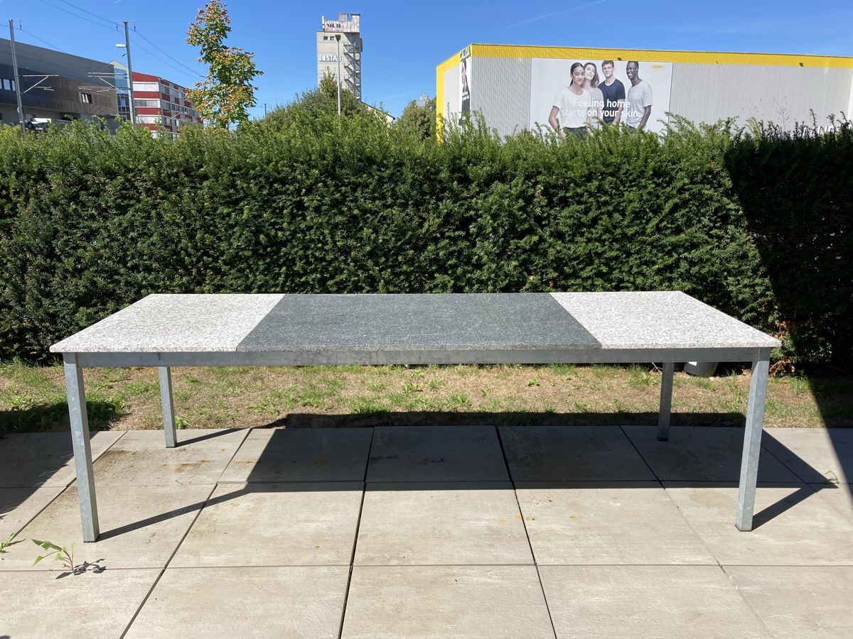 Tavoli: Grosser und robuster Metalltisch mit Granitplatten – Usato da Oberkirch LU venduto da claude_lagler