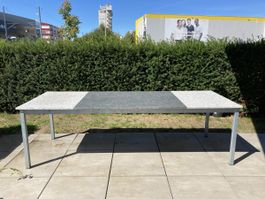 Grosser und robuster Metalltisch mit Granitplatten