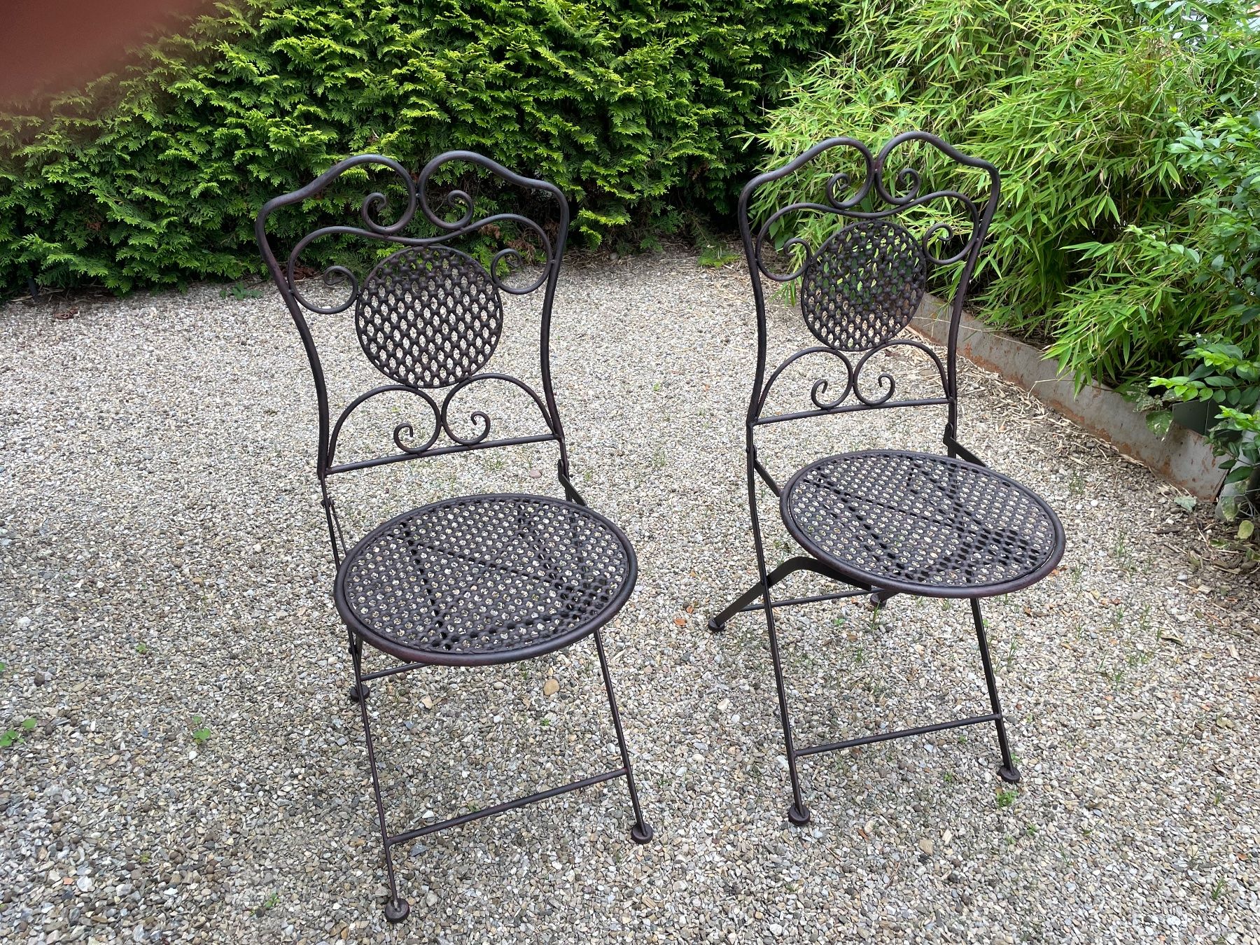 Set de table et chaises: Schönes Gartentischli mit 2 Stühlen – D'occasion à Flawil par Naphtali 8