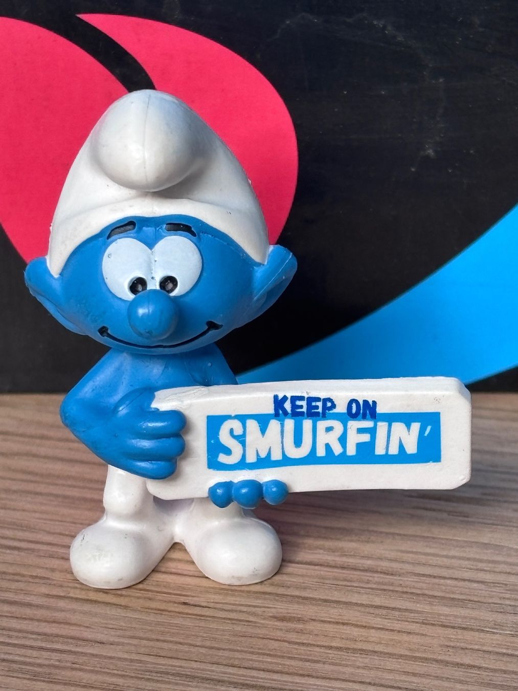 Schleich Statuette: Schlumpf mit Schild "Keep on Smurfin" – Usato da Lyss venduto da Duckszone