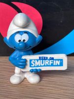 Schlumpf mit Schild "Keep on Smurfin"