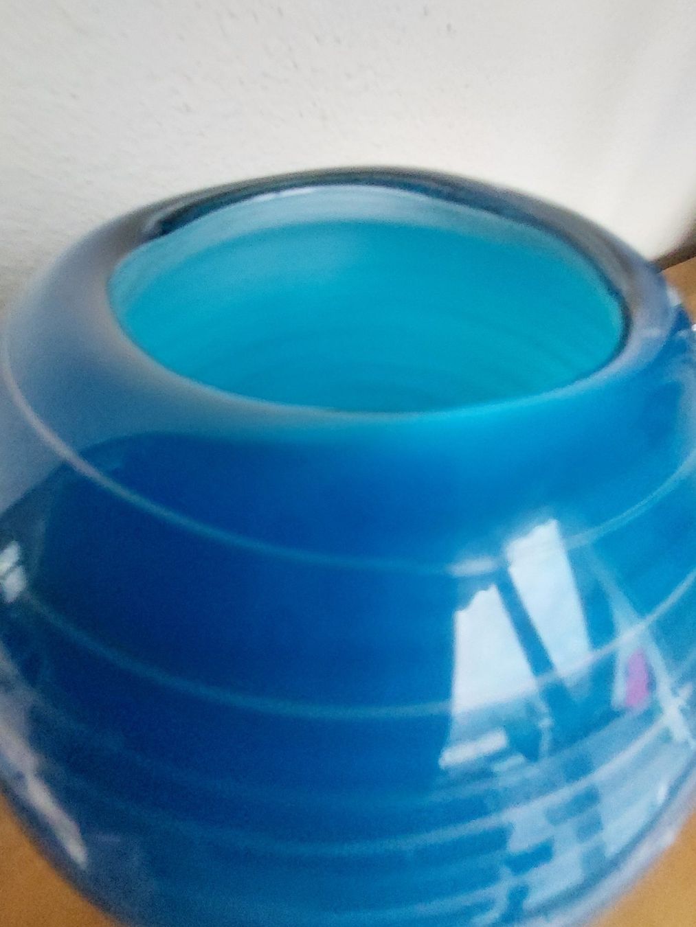 Vasi & Recipienti: Opalblaue Glasvase mit aufgeschmolzenem Glasfaden – Usato da Hergiswil NW venduto da maiette-23.N 4