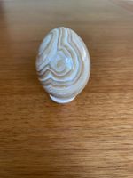 Elegantes Deko-Ei aus Onyx-Marmor / Calcit – Beige-Weiß gebä