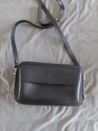 KLEINE SCHWARZE UMHÄNGETASCHE VON MANOR *NEU*