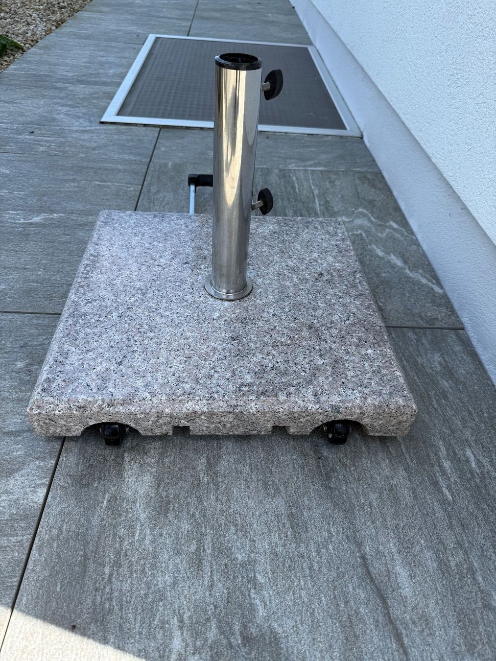 Altro: Sonnenschirmständer Granitsockel mit Rollen – Usato da Wolfwil venduto da Levjus06 2