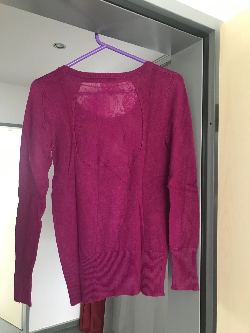 Maglioni & Felpe: Schicker Pullover mit Spitzenrücken Grösse L – Usato da Sirnach venduto da primo.si 1