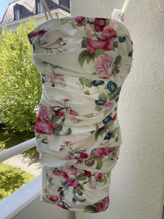 Romantisches Sommerkleid mit Blumen in Grösse S