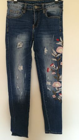 Jeans avec broderies fleurs