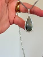 Collier élégant avec pendentif en pierre naturelle