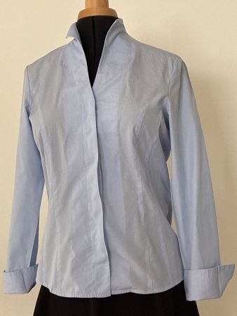 Hellblaue Kelchkragen-Bluse Gr 38/40