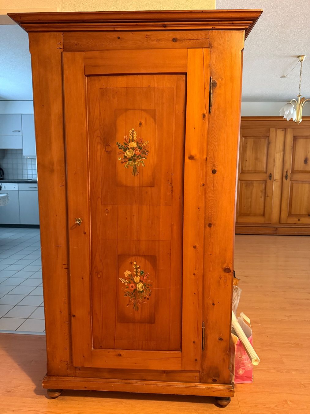 Schränke: Antiker Schrank – Gebraucht aus Cham von Hesilo