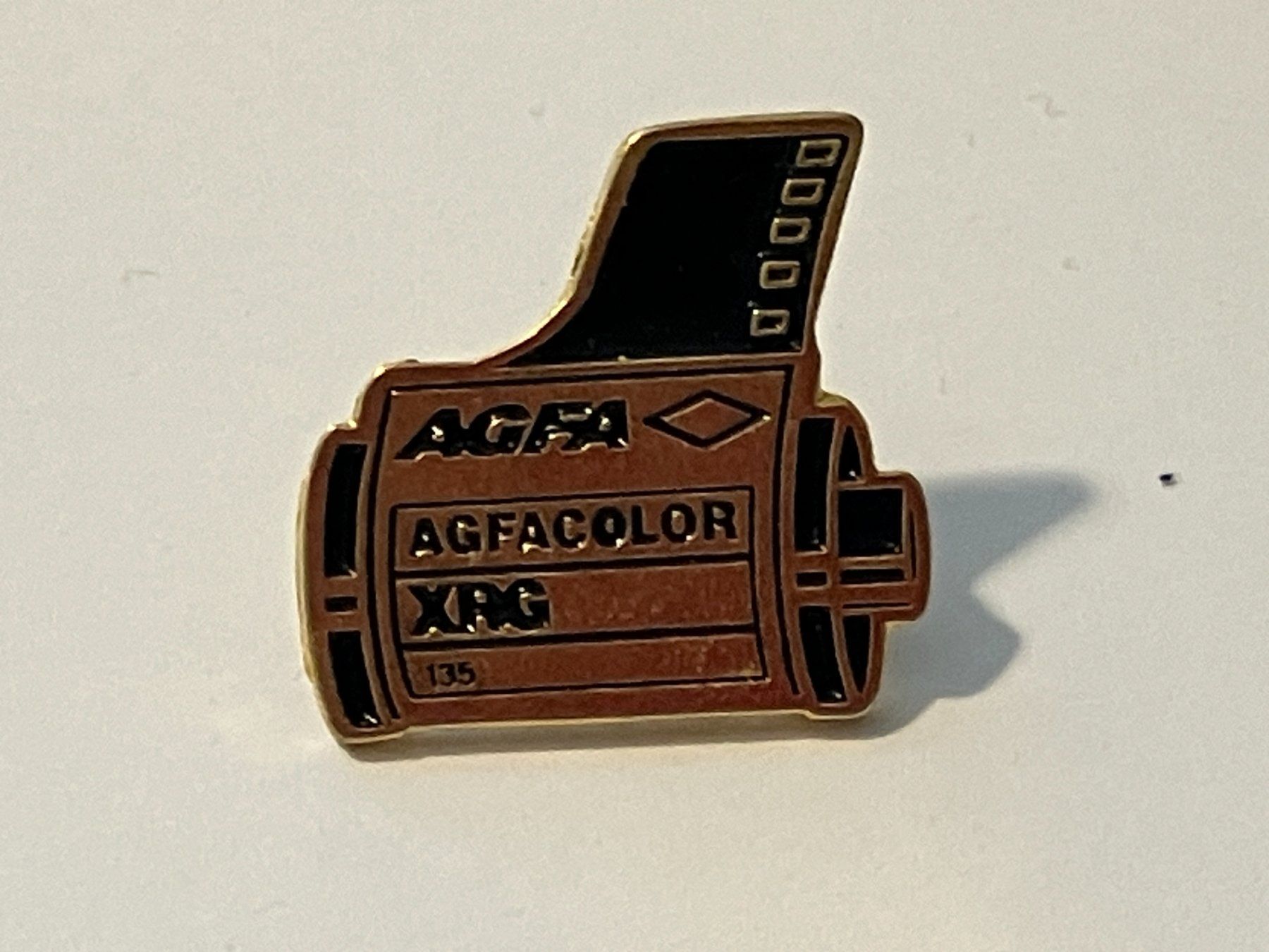 Plaketten & Abzeichen: 1 Pin AGFA – Gebraucht aus Basel von djwwpp