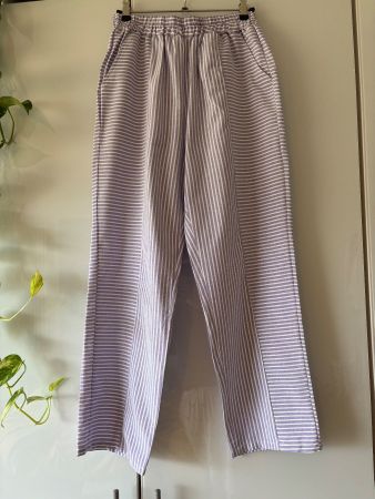 Gestreifte Hose in Lila und Weiss Gr. S