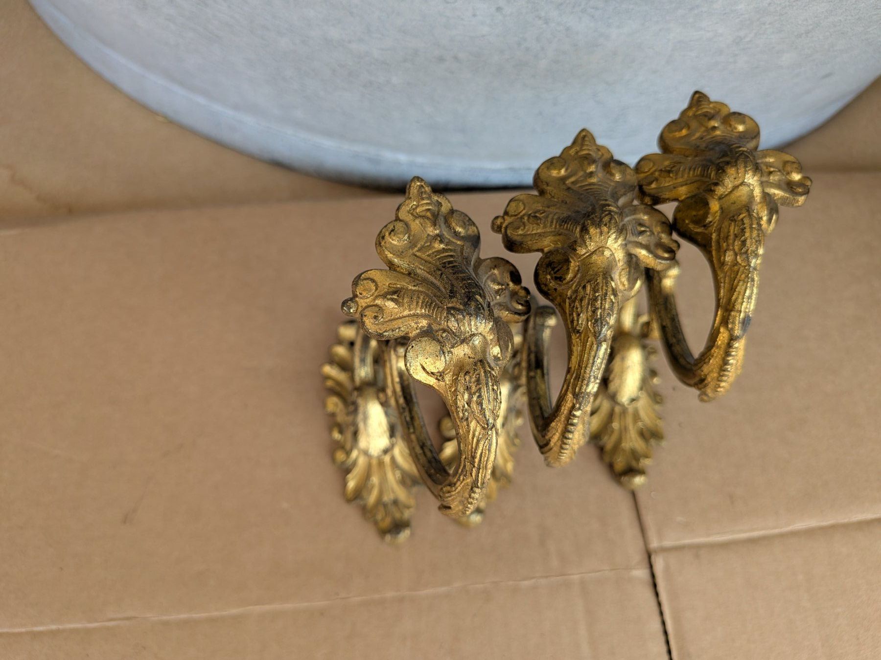 Sculture & Statue: 3 kleine antike Bronze Vorhangstangenhalter oder Raffhalter – Usato da Emmen venduto da Brockofsky 2