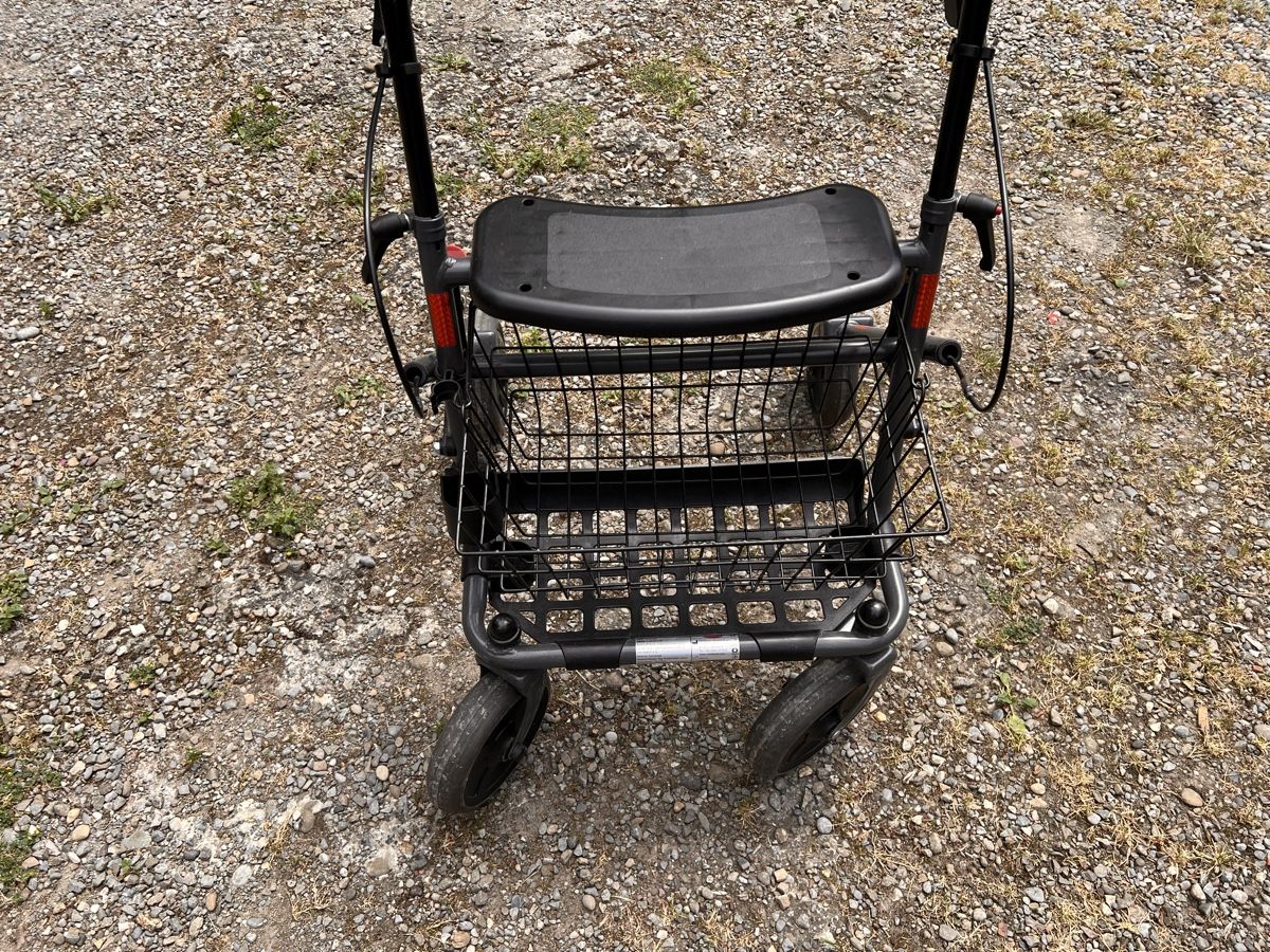 Ausili per la deambulazione: Rollator Rehaforum Medical Actimo Basic (48) – Usato da Glattfelden venduto da maa_qcj8 1