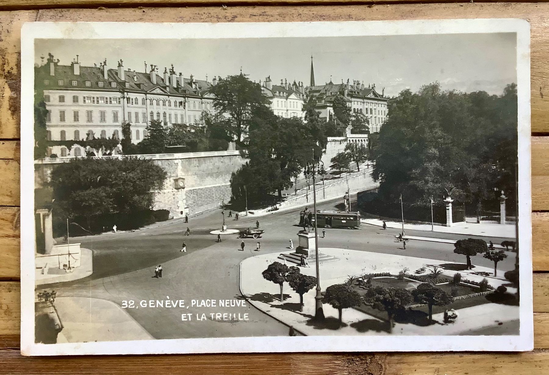 Ansichtskarten: 1928 - PLACE NEUVE ET LA TREILLE - Tram & Oldtimer - Belebt – Gebraucht aus Root von ENGLAND-TREASURES