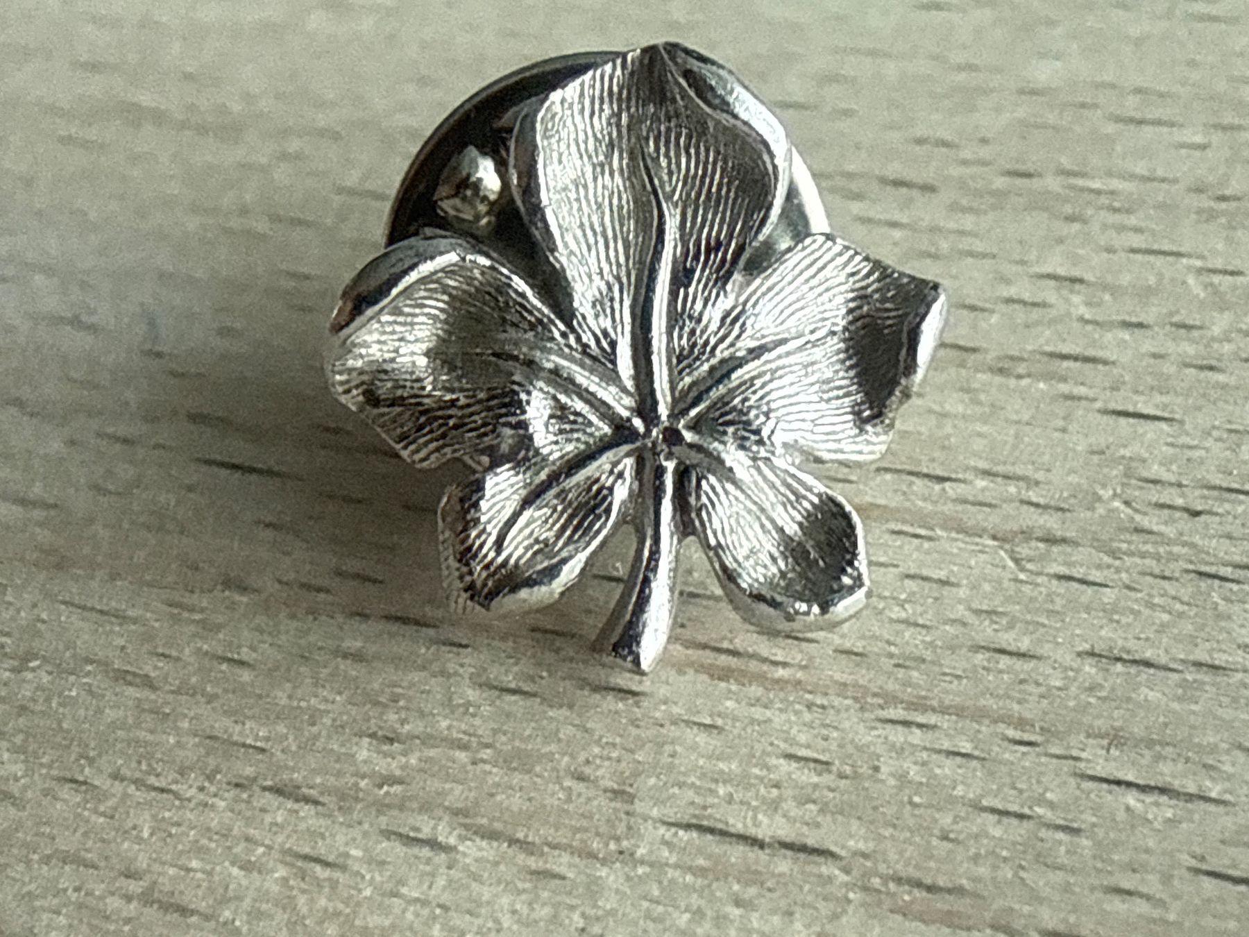 Placchette & Badge: Pin Blatt – Usato da Glattbrugg venduto da Schweigmatt