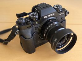 Fujifilm X-T4 Kamera mit Zubehoer und Handbuch
