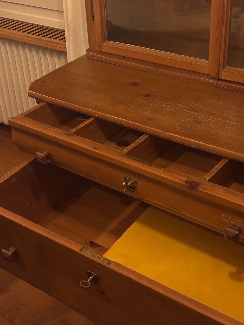 Armadi: Buffetschrank aus Holz mit Vitrine – Usato da Zürich venduto da YA-LE 4