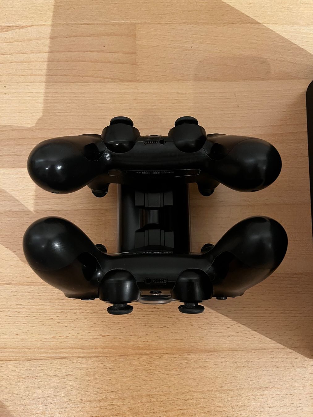 Sony Console: PS4 Slim Konsole mit 2 Controllern & Ladekabel – Usato da Zürich venduto da corinne.nussbaumer20 2