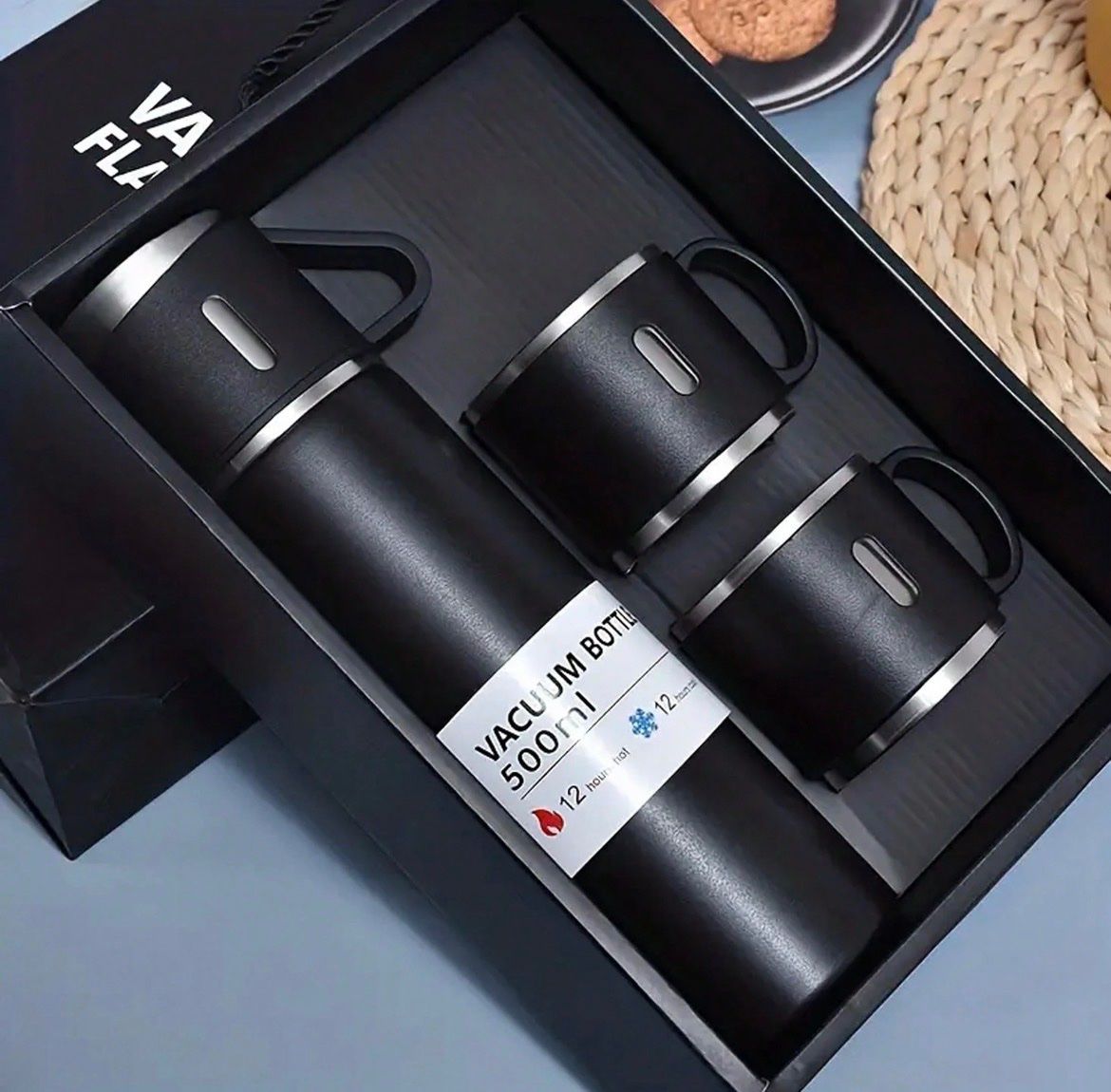 Trinkflaschen & Thermosflaschen: Thermo-Set, Vakuumflasche 500ml mit 3 Bechern – Neu und originalverpackt aus Emmenbrücke von ShopDirect