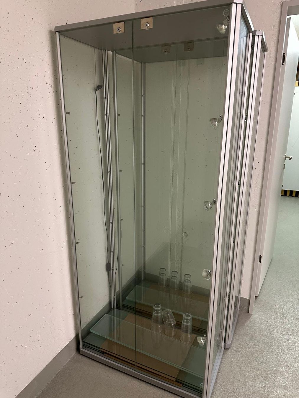 Vetrine: Glasvitrine mit Licht – Usato da Dagmersellen venduto da fis_9hty
