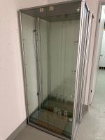 Glasvitrine mit Licht