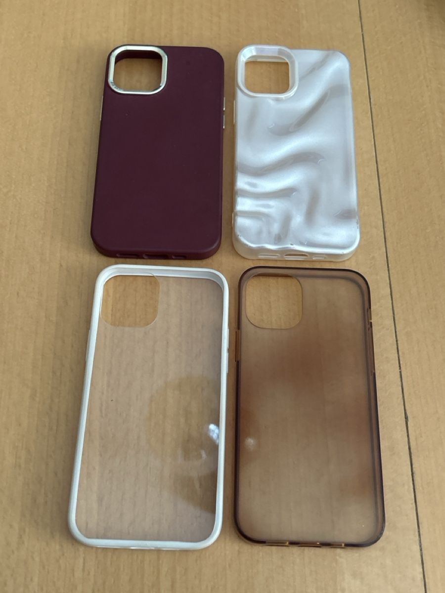 Apple Coques & Protection écran: Lot de 4 coques IPhone 12 – D'occasion à Villarimboud par ily01