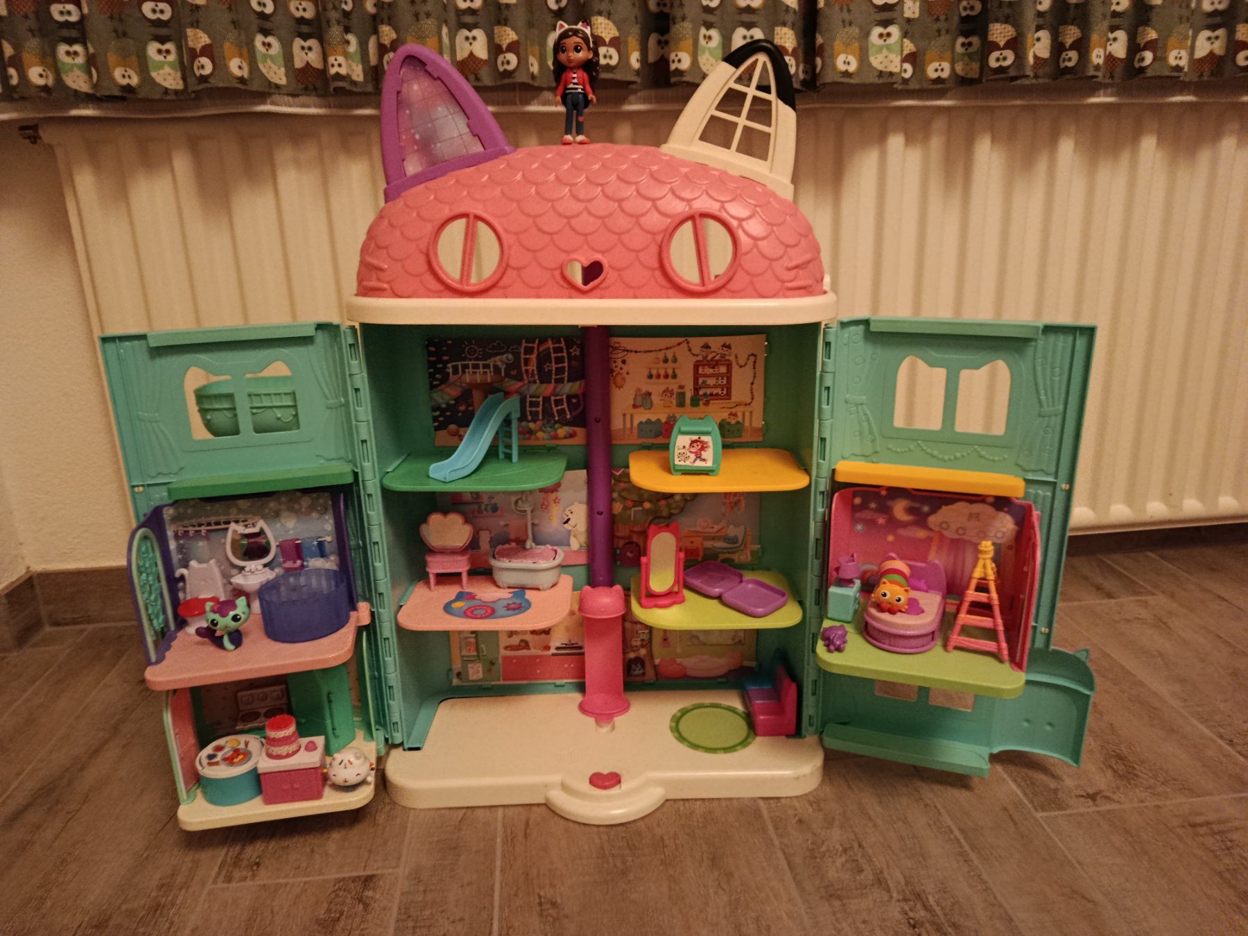 Puppenhäuser & -möbel: Gabby's Puppenhaus mit Figuren – Gebraucht aus Nürensdorf von iev_65nc
