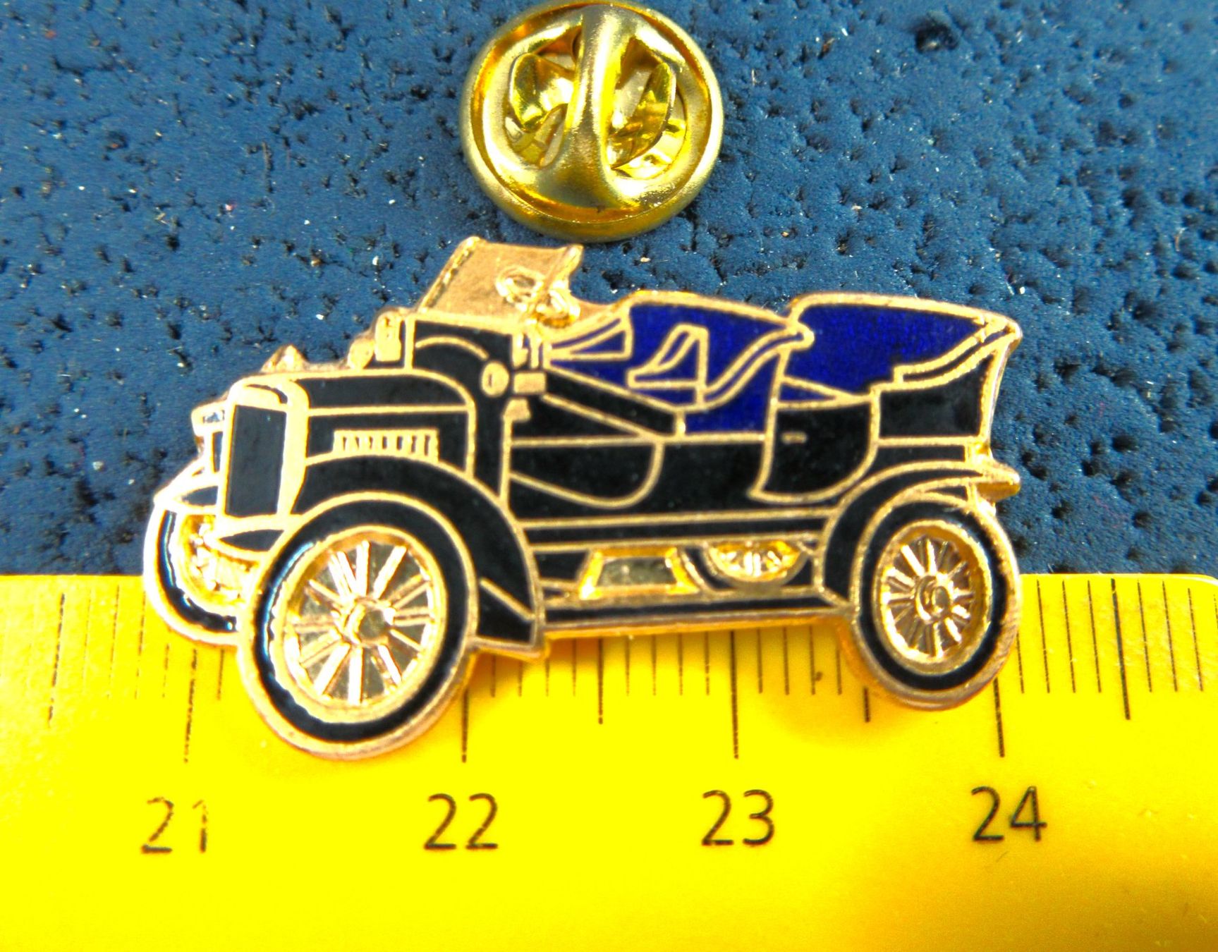 Placchette & Badge: OLDTIMER AUTO PIN ENAMEL GOLDIG – Usato da Ettingen venduto da Hausi4711
