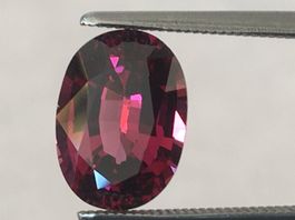 RHODOLITE  GRANAT  oval   3.08ct