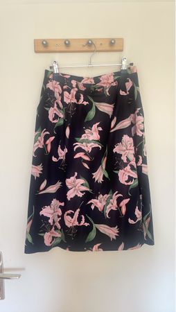 Jupe noire à fleurs roses, élégante pour l'automne