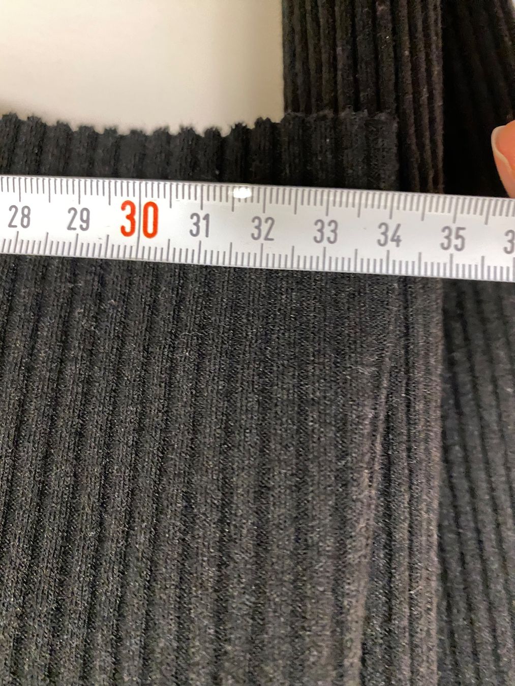H&M Pullover & Sweatshirts: H&M kurzer Pulli L schwarz mit Kapuze – Gebraucht aus Zürich von Gamecards 8