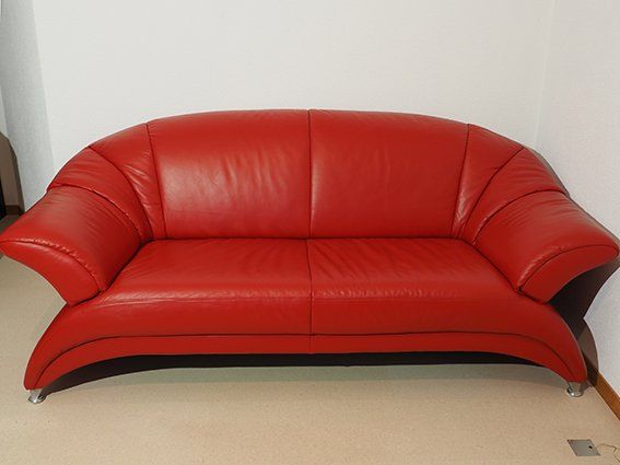 Divani: Elegantes 2 1/2 Platz Leder-Sofa, Feuerrot – Usato da Bettlach venduto da urs_mcq7